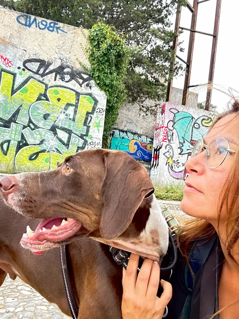 Charlotte Aeberli, éducatrice canine spécialisée en éducation positive et troubles de la solitude, avec son chien